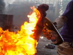 Pelemparan Bom Molotov Berlandaskan Sakit Hati Seorang ASN Membuat Heboh Suasana Pelantikan DiPendopo Bupati Kab.Ketapang