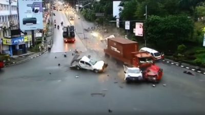Rem Blong Truck Angkutan Tronton Tabrak Pengendara Dilampu Merah